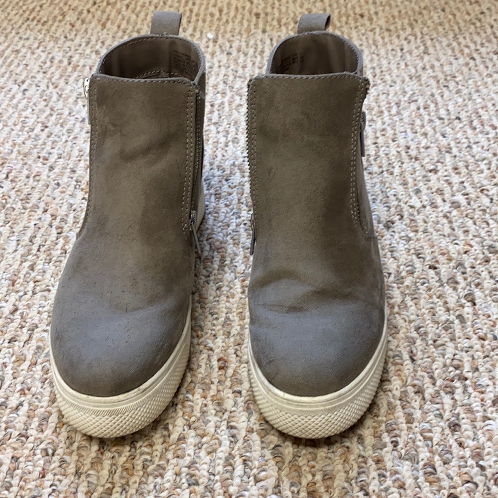 Wedge memory foam sneaker